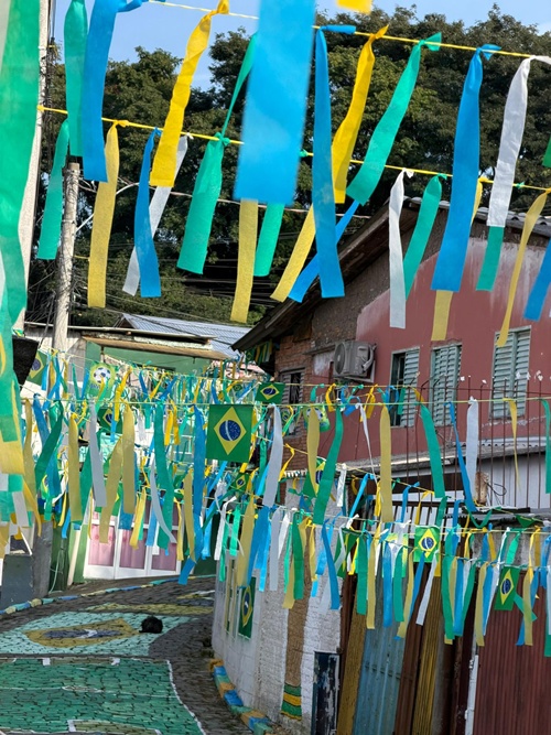 Moradores se unem para decorar rua no conceição