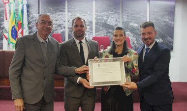 Com casa cheia, Câmara de Bento homenageia Vânia Kratz Mendes, referência em assistência social