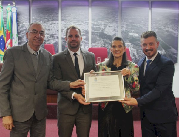 Com casa cheia, Câmara de Bento homenageia Vânia Kratz Mendes, referência em assistência social