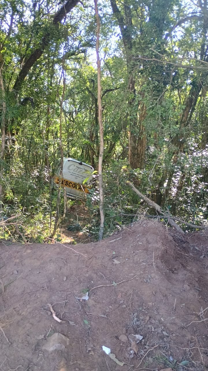 MICRO-ÔNIBUS PERDE OS FREIOS E SAI DA PISTA NO Vila Nova, deixando muitas pessoas feridas